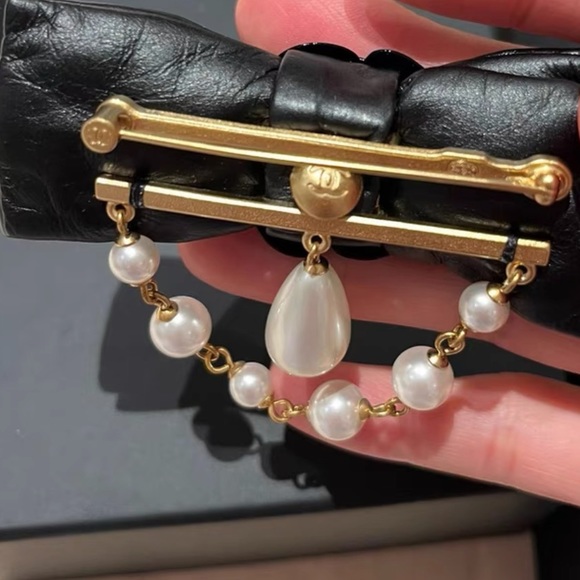 Chanel bow brooch - Picture 5 of 6
